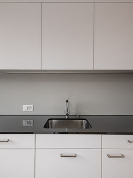 Moderne Küche mit weissen Schrankfronten