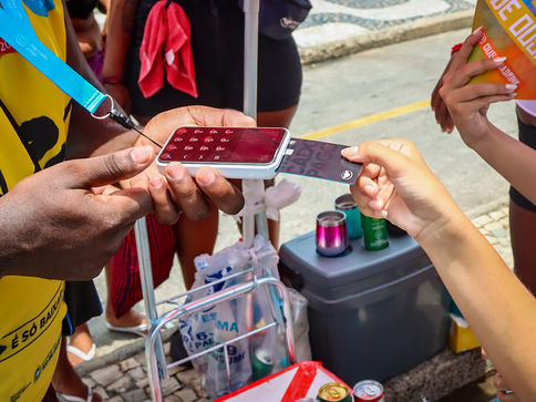 Febraban alerta foliões sobre golpes e dá dicas para pagamentos no Carnaval