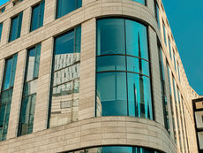 Ein Haus bestehend aus dem Einzelhandel Mode