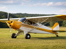 Piper PA 18 auf dem Grasplatz