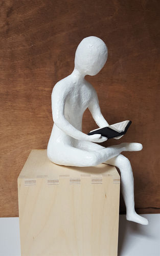 87 Lesender sitzend.jpg