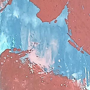 Peinture abstraite écaillée bleu et rose corail, avec zones blanches et texture rugueuse sur un fond usé.