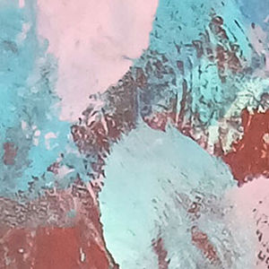 Abstraction de peinture aux tons pastel rose, bleu et rouge, avec textures brutes et ambiance douce et artistique.