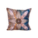 Dekorationskudde Månblomma med unikt blomlikt mönster skapat av fotograferad eldflamma i mjuka blå, beige och gyllene toner.