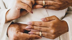 Se marier ou renouveler ses vœux de mariage devant un notaire, un parent ou un célébrant…qui choisir ?