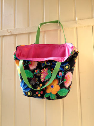 Strandtasche Blumenmuster auf schwarz