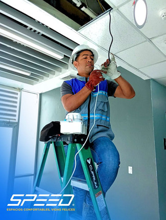 Técnico realizando conexiones eléctricas de mantenimiento preventivo