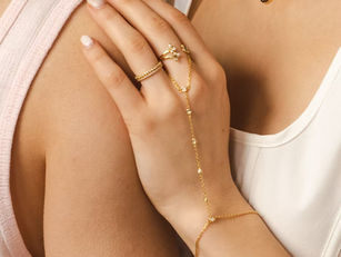 Taylor Wore It, Now You Can Too: The Hand Chain That’s Breaking the Internet