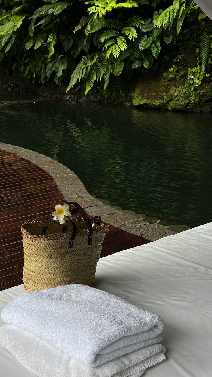 _victoriaamuse on instagram 🦪🦢.jpg