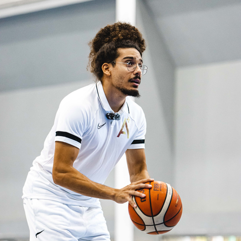 שחקן במהלך תרגיל חדירה לסל, מתאמן על כוח ומהירות