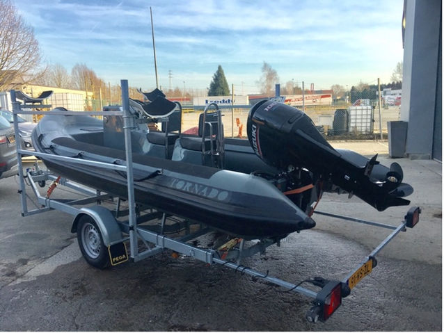 Een grijze tornado RIB van hoogwaardige kwaliteit met PU tubes.