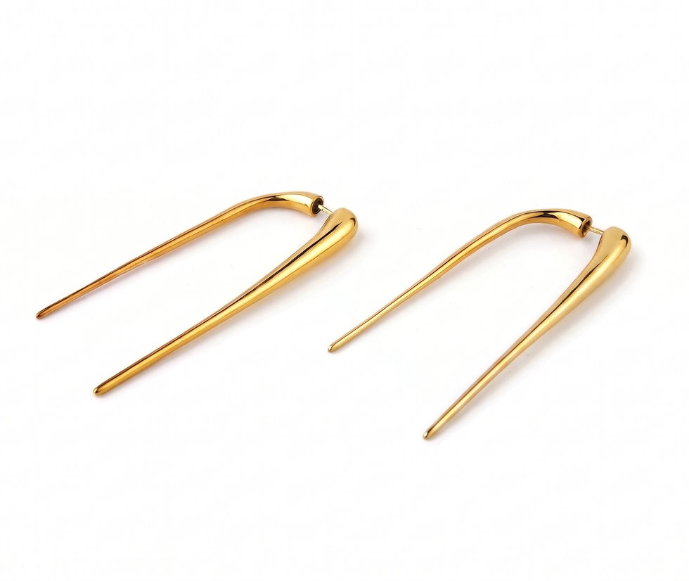 Επιχρυσωμένο σκουλαρίκι σε λευκό φόντο | Geometric gold plated earring on white background