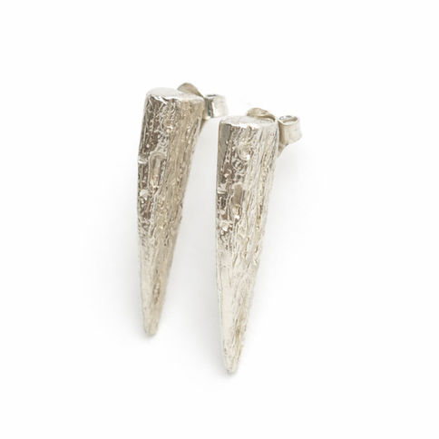 Macro detail of the handcrafted sterling silver surface | Μακρο-λεπτομέρεια της χειροποίητης επιφάνειας από ασήμι.