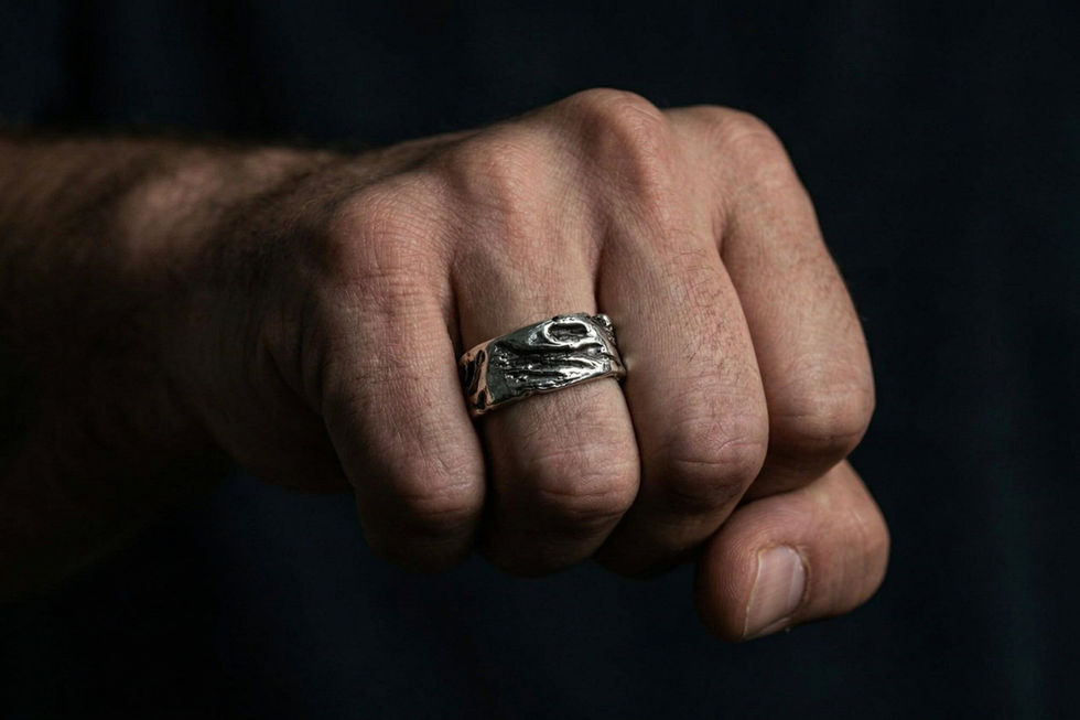 Ανδρικό οξειδωμένο δαχτυλίδι σε γροθιά | Men's oxidized brutalist ring on fist