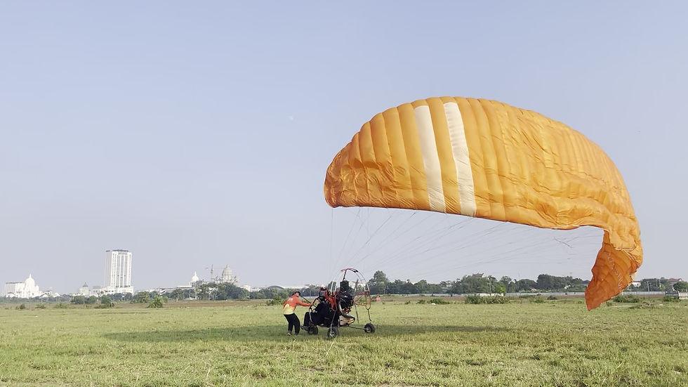 Dù lượn động cơ Fly Ninh Bình đang cất cánh, cánh dù bắt đầu phồng lên