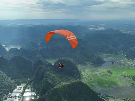 Bay dù lượn Ninh Bình hay Đà Lạt? So sánh chi tiết 2026