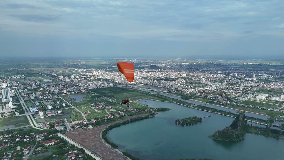 Dù lượn Fly Ninh Bình bay êm trên hồ nước và khu dân cư Ninh Bình