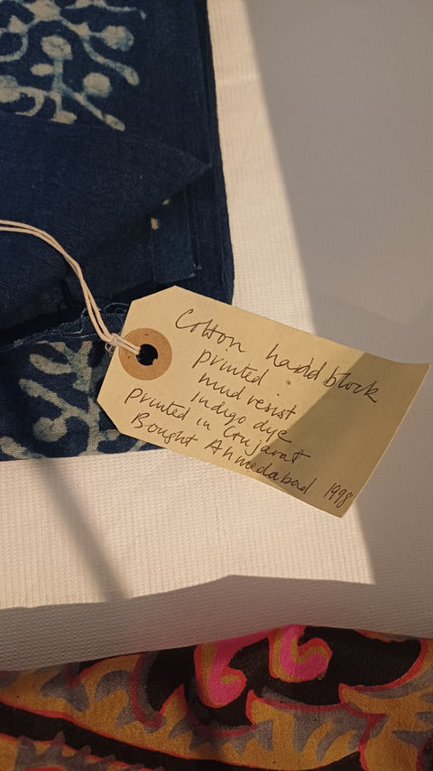 detail of a piece of cloth with a tag with information about the collectible piece