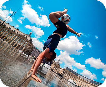 Quentin fait un geste de freestyle football au miroir d'eau à Bordeaux