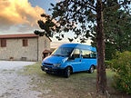 blauer Bus in gabellino Juli 2020.jpeg