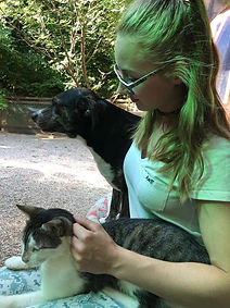 alicia mit hund und katze in italien.jpe