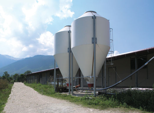 AZIENDA CON SILOS.JPG