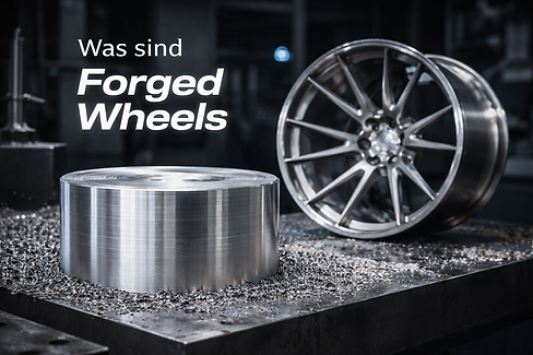 Aluminium Rohling und fertige geschmiedete Felge als Beispiel für Forged Wheels