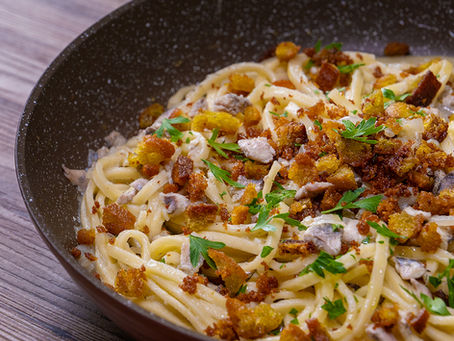 Pasta dish with anchovies and onions