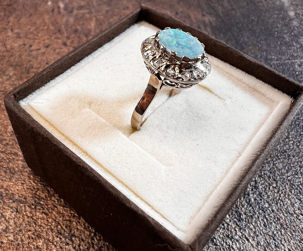 Pierścionek z opalem i rautami diamentowymi w białym złocie 750 z owalnym opalem o intensywnej grze barw