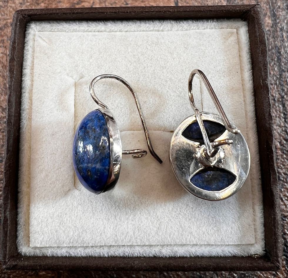 Miniatura: Kolczyki srebrne lapis lazuli w oprawie srebra próby 800, okrągłe kamienie o głębokiej niebieskiej barwie
