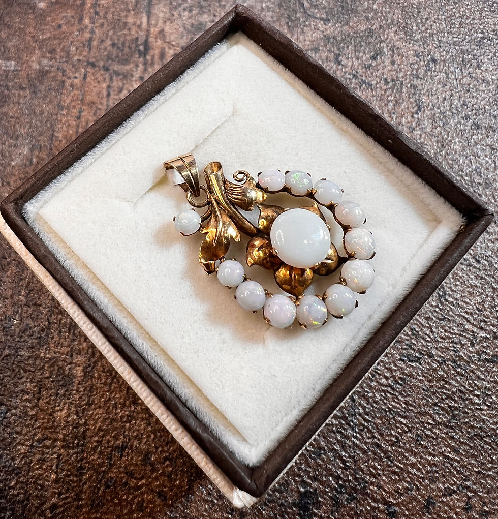 Miniatura: Złoty wisiorek z opalami mlecznymi wykonany ręcznie z różowego złota próby 375, dekoracyjna forma z trzynastoma naturalnymi