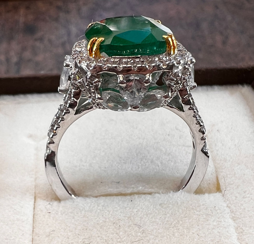 Miniatura: Artystyczny pierścionek ze szmaragdem 4,76 ct, szafirami i brylantami w białym złocie.