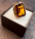 Pierścionek z topazem złocistym w różowym złocie próby 583, duży prostokątny kamień w intensywnie miodowym odcieniu