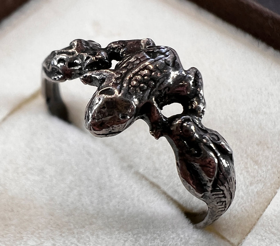 Miniatura: Pierścionek srebrny żaba próby 925 w formie przestrzennej żaby z wyraźną fakturą i detalami, styl rzeźbiarski