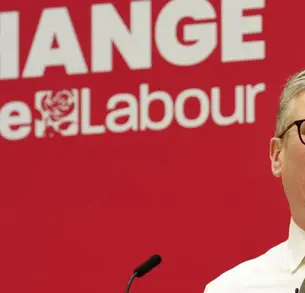 Législatives anticipées au Royaume-Uni: les travaillistes en bonne voie vers Downing Street