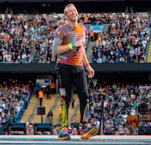 Coldplay : le chanteur Chris Martin prend en stop une fan qui peinait à marcher sur le chemin de leur concert