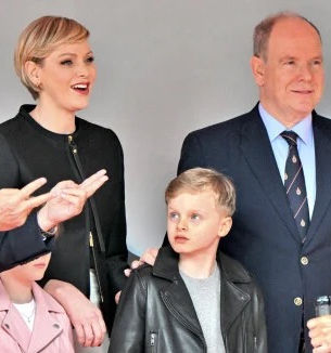 Albert de Monaco et Charlene, guillerette en tribunes de l'E-Prix : elle croise "un colosse d'1m98" avec Jacques et Gabriella