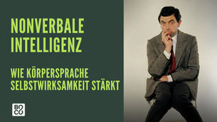 ein Mann in einer eigenartigen Körperhaltung