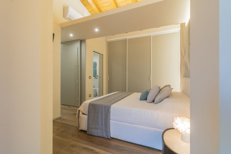 Camera da letto matrimoniale arredata. Dillo a Google