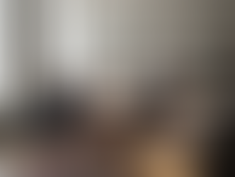 Avvocato tributarista in studio legale durante l’analisi di profili fiscali e societari