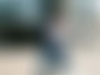 Uomo che strappa una cartella esattoriale davanti all'Agenzia delle Entrate, simbolo dello stralcio debiti con la Rottamazione Quinquies.