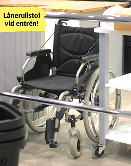 Bild på en rullstol, med texten Lånerullstol vid entrén.