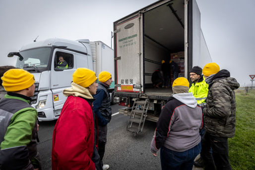 Incident à Dol-de-Bretagne : des agriculteurs interpellent un camion de 21 tonnes de poulet brésilien destiné à Terrena
