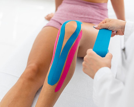 Kinesio Taping, fitas adesivas coloridas aplicadas em áreas específicas do corpo para aliviar a dor e melhorar a mobilidade