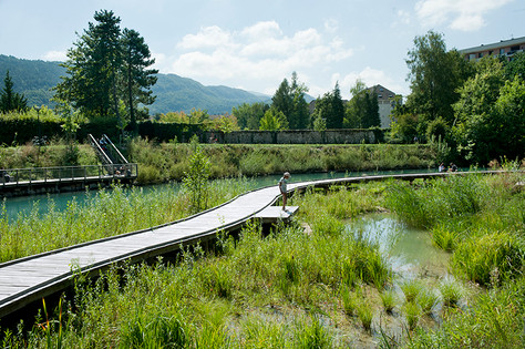 A wooden walkway takes you from Annecy old town to Cran Gevrier.