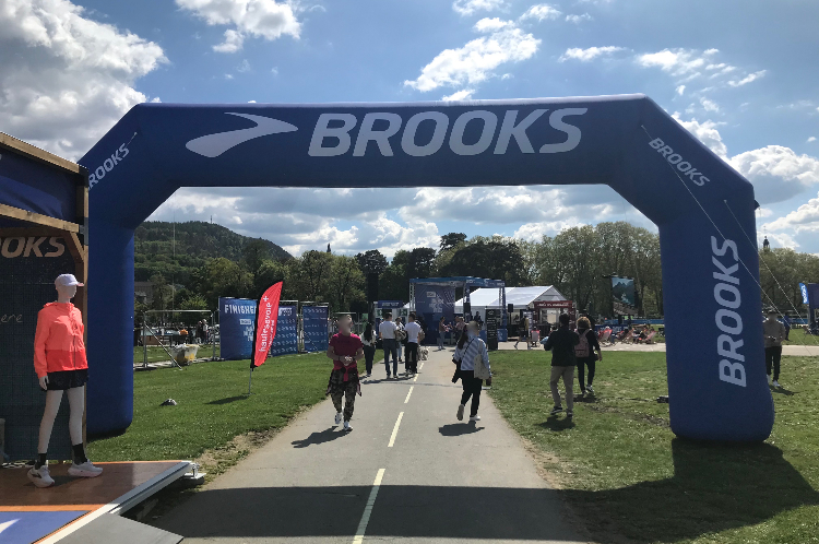 A Brooks sponsored inflatable arch leads to the Paquier in Annecy for a weekend of running.
