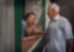 abuelo le da una flor a su esposa