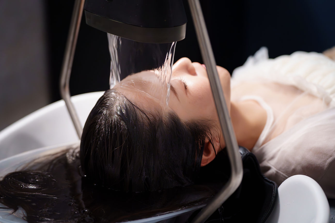 A woman receiving a _carbonated head spa.jpg