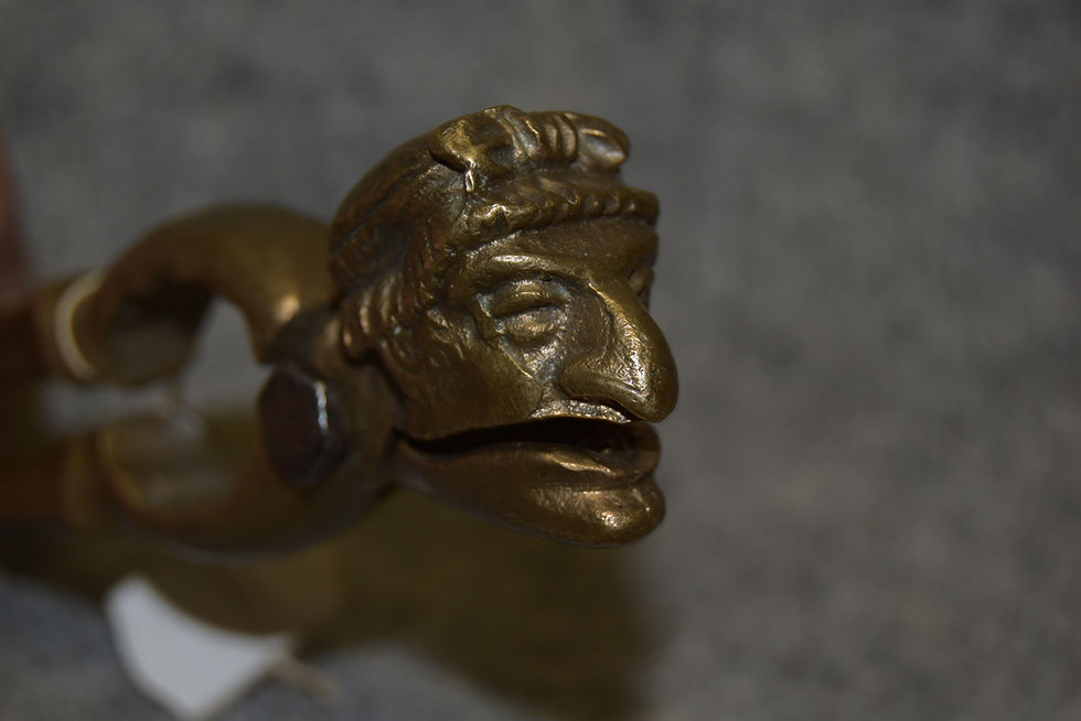 Miniature : Casse noix en bronze