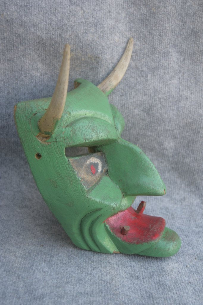 Miniature : Masque en bois polychrome de la vallée de lötschental en Suisse